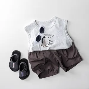 Ensemble d'été en coton pour enfants avec débardeur pingouin gris et short kaki