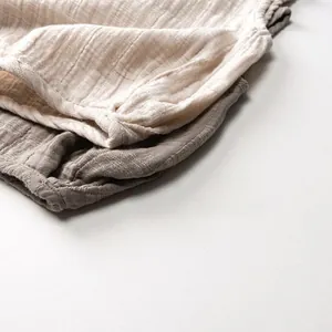 Λεπτομέρεια από μαλακό βαμβακερό σορτς μωρού σε μπεζ και καφέ χρώματα με διπλή γάζα