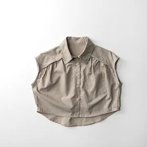 Vue à plat détaillée d'une chemise sans manches en coton beige avec col et poche