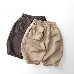 Détail de la texture en lin et coton sur deux pantalons décontractés pour enfants avec poches