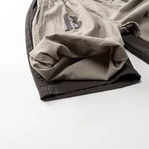 Détail du tissu respirant en coton-lin et de l'ourlet contrasté sur ce short de loisirs enfant