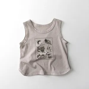 Détail de débardeur en coton pour enfants avec dessins de forêt et ourlet arrondi