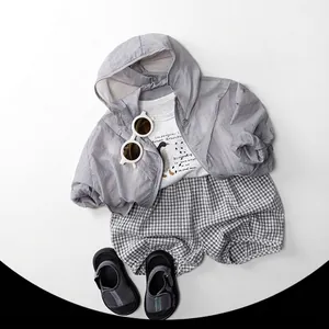 Veste légère anti-UV pour enfants avec t-shirt pingouin et short à carreaux d'été