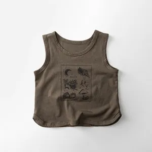 Détail du débardeur enfant en coton marron avec motifs imprimés de style forêt rétro