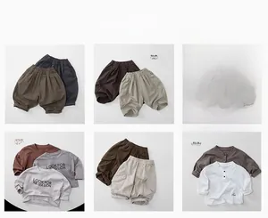 Vue à plat de diverses tenues pour enfants en coton et lin aux tons terreux naturels