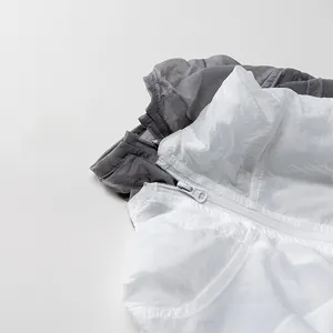 Détails de la fermeture éclair et de la texture du tissu léger sur veste de protection solaire