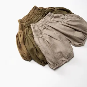 Détail de culottes bouffantes en coton et lin en marron, vert olive et beige
