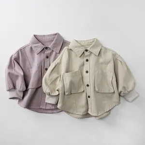 Détail de chemises enfants en coton avec doubles poches et poignets côtelés doux