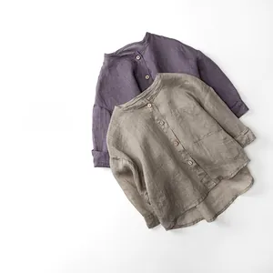 Détail de gilet en lin pour enfants avec boutons en bois et poche frontale