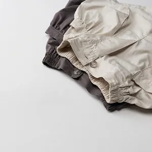Short cargo enfant en coton gris et beige avec taille élastique pour un confort d'été