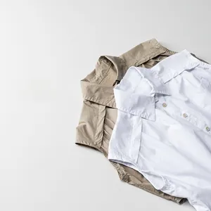 Détail de chemises sans manches blanches et kaki montrant la texture du coton respirant
