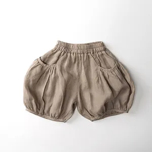 Détail du short en ramie kaki avec taille élastique et grandes poches latérales