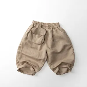 Détail du pantalon en lin pour enfant beige avec taille élastique et grande poche