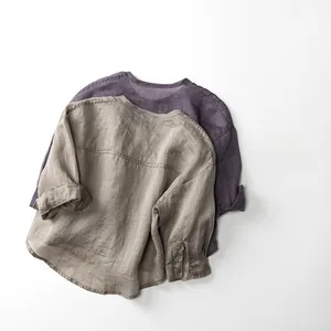 Détail de la texture des cardigans en lin à manches longues en marron et violet foncé