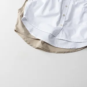 Détails de chemises sans manches pour enfants montrant boutons et poches texturées