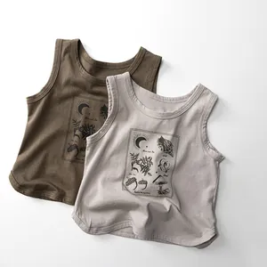Détail de gilets en coton doux pour enfants avec motifs naturels en olive et taupe