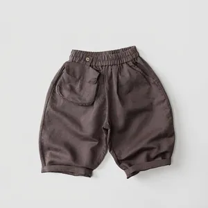 Détail du short respirant en lin pour enfants avec taille élastique et grande poche plaquée