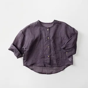 Détail du cardigan en lin mauve montrant la texture respirante et les boutons en bois