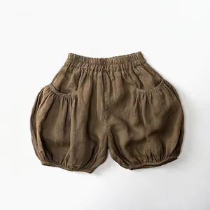 Vue à plat de la texture du tissu en ramie marron et détails de la taille élastique