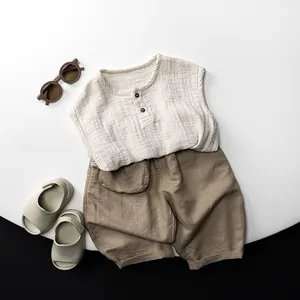 Ensemble enfant en coton lin avec haut sans manches beige et short marron en vue plat