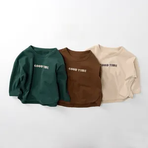 Détail de trois t-shirts à manches longues en coton aux tons terre avec imprimé Good Time