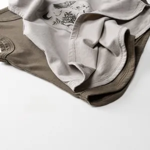Détail de gilets en coton pour enfants avec imprimés nature rétro et coutures nettes
