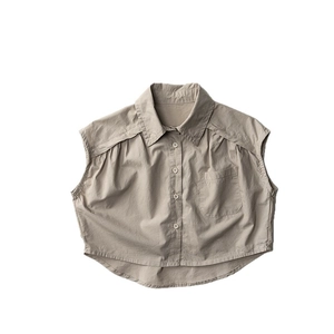 Chemise sans manches en coton pour enfants couleur kaki avec boutonnage et ourlet arrondi