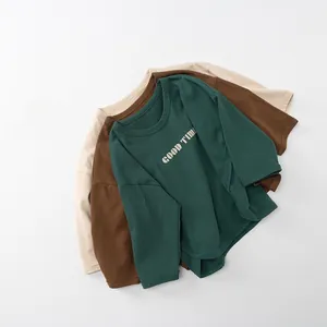 Vue détaillée des t-shirts à manches longues en coton pour enfants, tons terreux