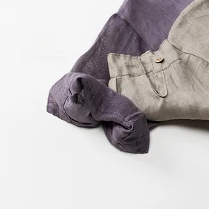 Détail de la texture en ramie naturelle avec bouton en bois en violet et kaki