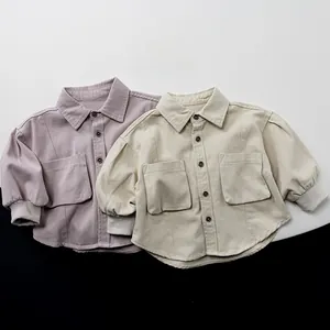 Détail de chemises pour enfants en coton avec grandes poches et poignets côtelés