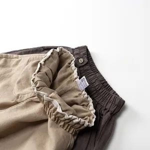 Détail de pantalon en lin pour bambin avec taille élastique à volants et tissu respirant