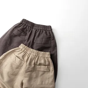 Détail du pantalon enfant en lin avec taille élastique et poches arrière texturées
