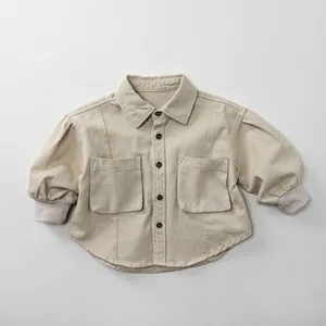Détail de chemise enfant en coton respirant avec poches plaquées et poignets côtelés