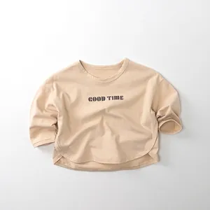 Détail du t-shirt enfant en coton à manches longues avec imprimé GOOD TIME et ourlet courbé