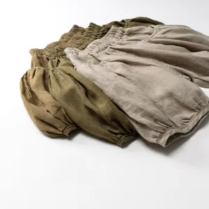 Vue détaillée du short citrouille en lin respirant pour enfants avec taille élastiquée