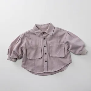Détails d'une chemise en velours côtelé pour enfant avec poches poitrine et poignets côtelés