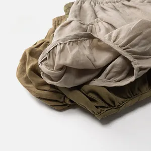 Détail de la texture en lin et des poignets élastiques sur le short bouffant bébé
