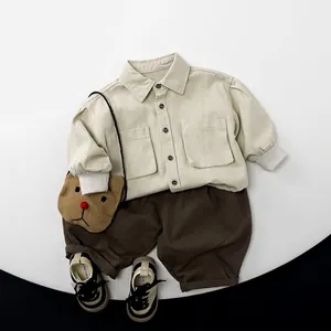 Ensemble chemise utilitaire beige pour enfant et pantalon marron avec sac ours