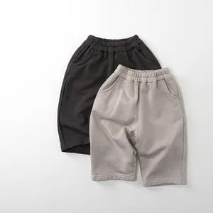 Dettaglio dell'elastico in vita e della trama in cotone dei pantaloni casual per bambini