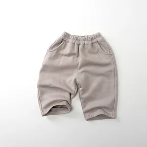 Dettaglio dei pantaloni sportivi per bambini in cotone con vita elastica e tessuto morbido