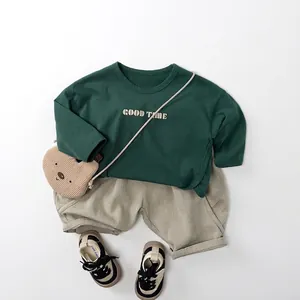 T-shirt enfant manches longues en coton avec haut vert et short kaki pour l'automne