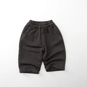 Dettaglio ravvicinato dei pantaloni casual grigio scuro per bambini con elastico in vita
