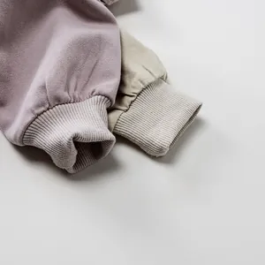 Détail des poignets côtelés de chemises en coton respirant en gris-mauve et kaki