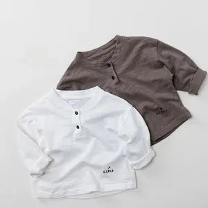 Detail aus Bambus-Baumwolle-Slub und geknöpftem Henley-Ausschnitt für Kinder-Langarmshirts