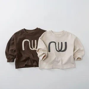 Détail de t-shirts à manches longues pour enfants en coton avec imprimé nw et poignets