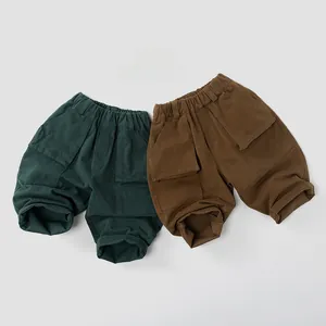 Détail de pantalons sarouel cargo amples en coton pour enfants en vert foncé et marron