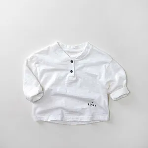 Detailansicht eines Kinder-Baumwollshirts mit Henley-Ausschnitt und Stickerei