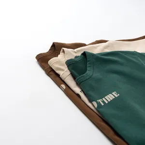 Détail du col rond côtelé sur des t-shirts à manches longues en coton aux tons terreux