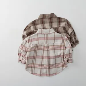 Détails de chemises à carreaux en velours pour enfants avec pli dorsal et ourlet arrondi