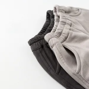 Dettaglio dei pantaloni sportivi in cotone per bambini con elastico in vita e tasche